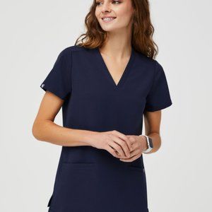 FIGS Casma 3-pocket top